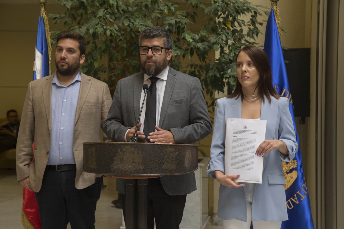 📸Diputada @camila _musante, junto a los diputados @Raul_Soto1 y @jaimearaya, presentó Reforma Constitucional que crea un consejo para el nombramiento de jueces y fiscales