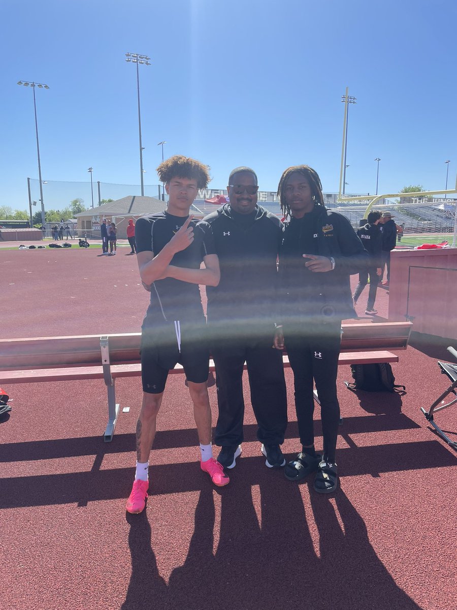 @Coach_DRhodes and the High Jump team at District 13-5A track meet. @KellyKenyan getting points for the cause and @shonsmith69 taking home the 🥇medal and the district championship. 6’4” cleared and missed 6’6” by the slimmest of margins.