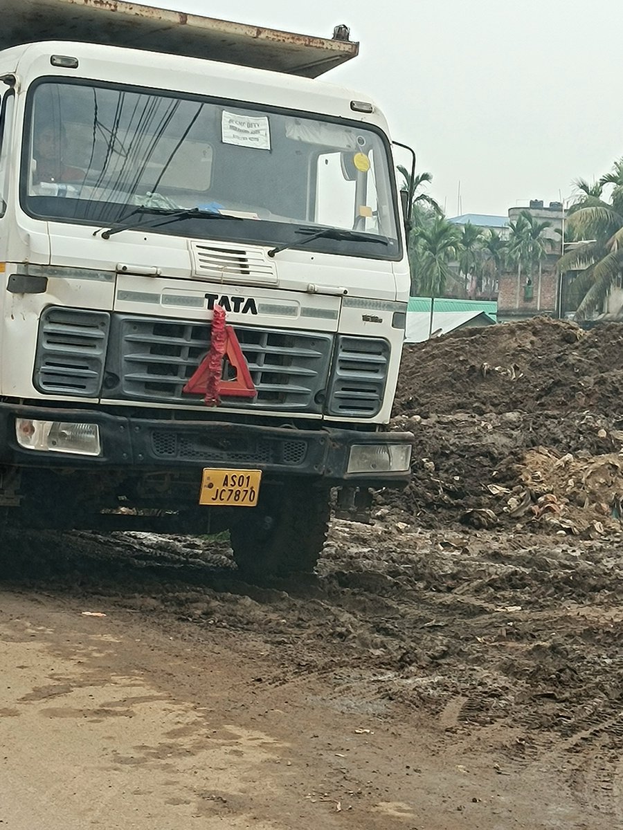vivektsk's tweet photo. @guwahatiplus @gmc_guwahati The dumping is also done by GMDA https://t.co/qy7zkAb6RG