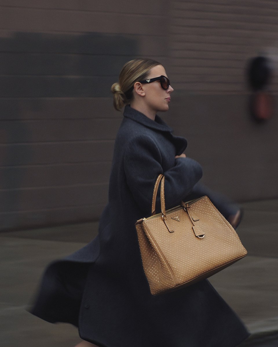 Prada Ambassador Scarlett Johansson exits the soundstage but remains on camera. She is the #Prada Galleria, rethought in both surface and structure. As with the iconic actor, its persona can transform, inside and out. shorturl.at/nt025 #ScarlettJohansson #PradaGalleria