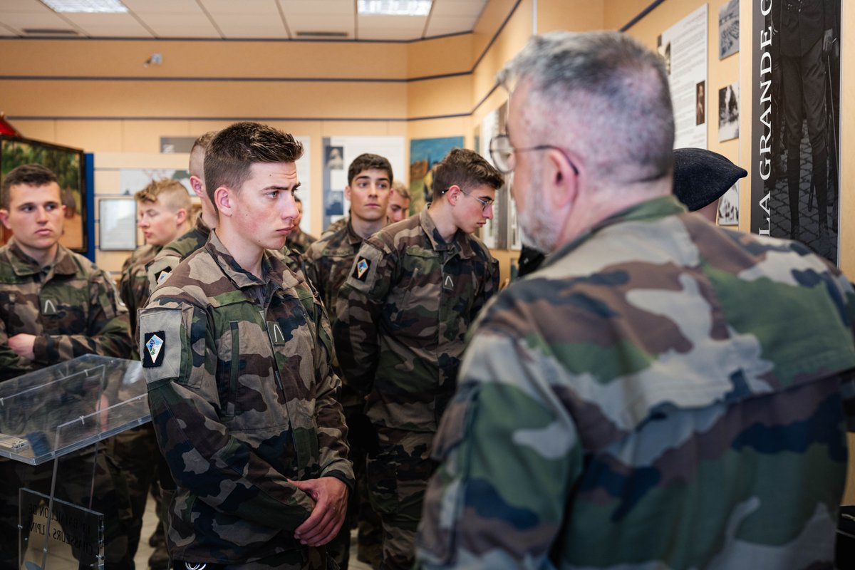 Les EVSO ont rendu visite au 13e BCA. Dans le cadre de leur formation à l’@EMHM, ils découvrent les différentes unités de la @27bim pour mieux comprendre l'histoire et le fonctionnement de celles-ci. Une visite cruciale pour orienter la suite de leur parcours professionnel.