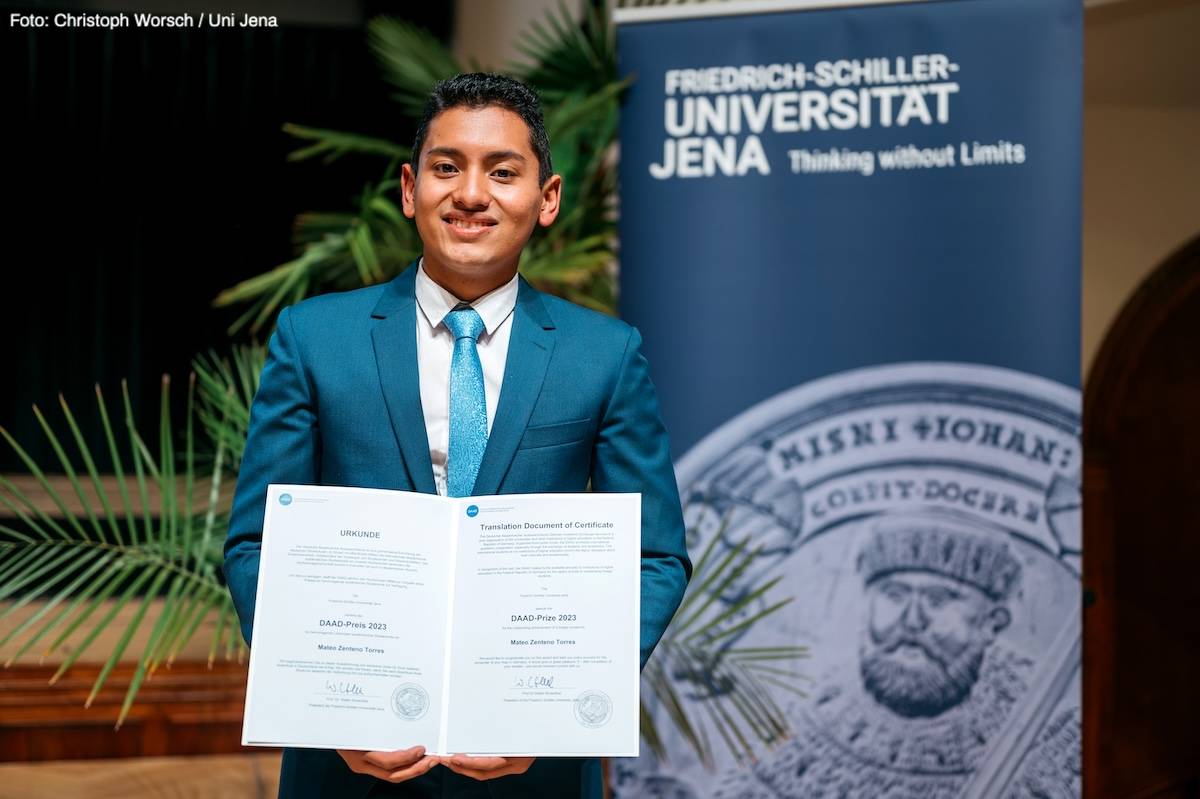 Im vergangenen Jahr erhielt Mateo Zenteno Torres den #DAAD-Preis für hervorragende Leistungen ausländischer Studierender der @UniJena. Ab jetzt bis zum 15. Juni können sich Studierende an unserer Universität für den Preis in diesem Jahr bewerben. ➡️ uni-jena.de/daadpreis