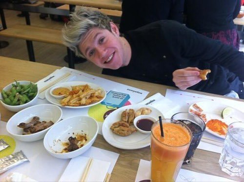 niallontours's tweet photo. 🔙 11 years ago, Niall got his braces off and had some lunch celebrations 🎉 https://t.co/XwQHKxSEmL