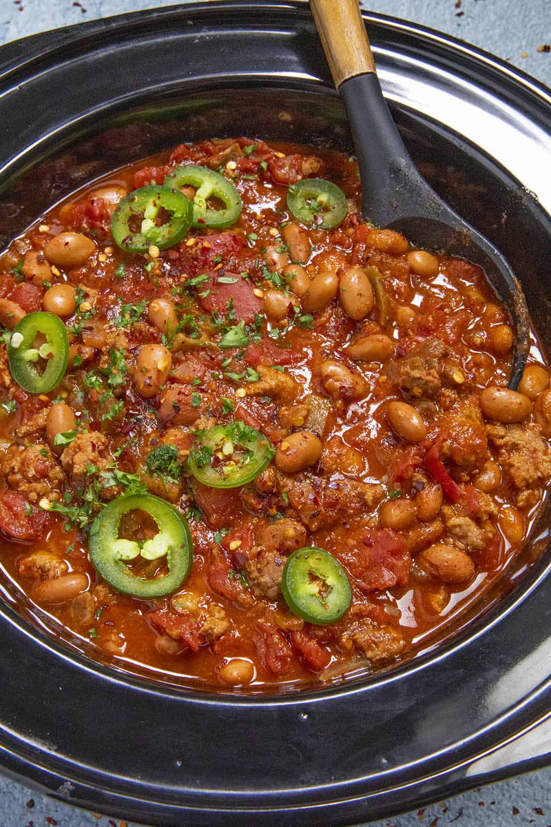 This crockpot chili recipe is so easy to make with your choice of ground meats, fire roasted tomatoes, beans and lots of spicy seasoning, a favorite. Just set it and forget it. 🍲 GET THE RECIPE 👉👉👉 chilipeppermadness.com/recipes/crockp… #Chili #ComfortFood #EasyRecipe #Recipe #Foodie