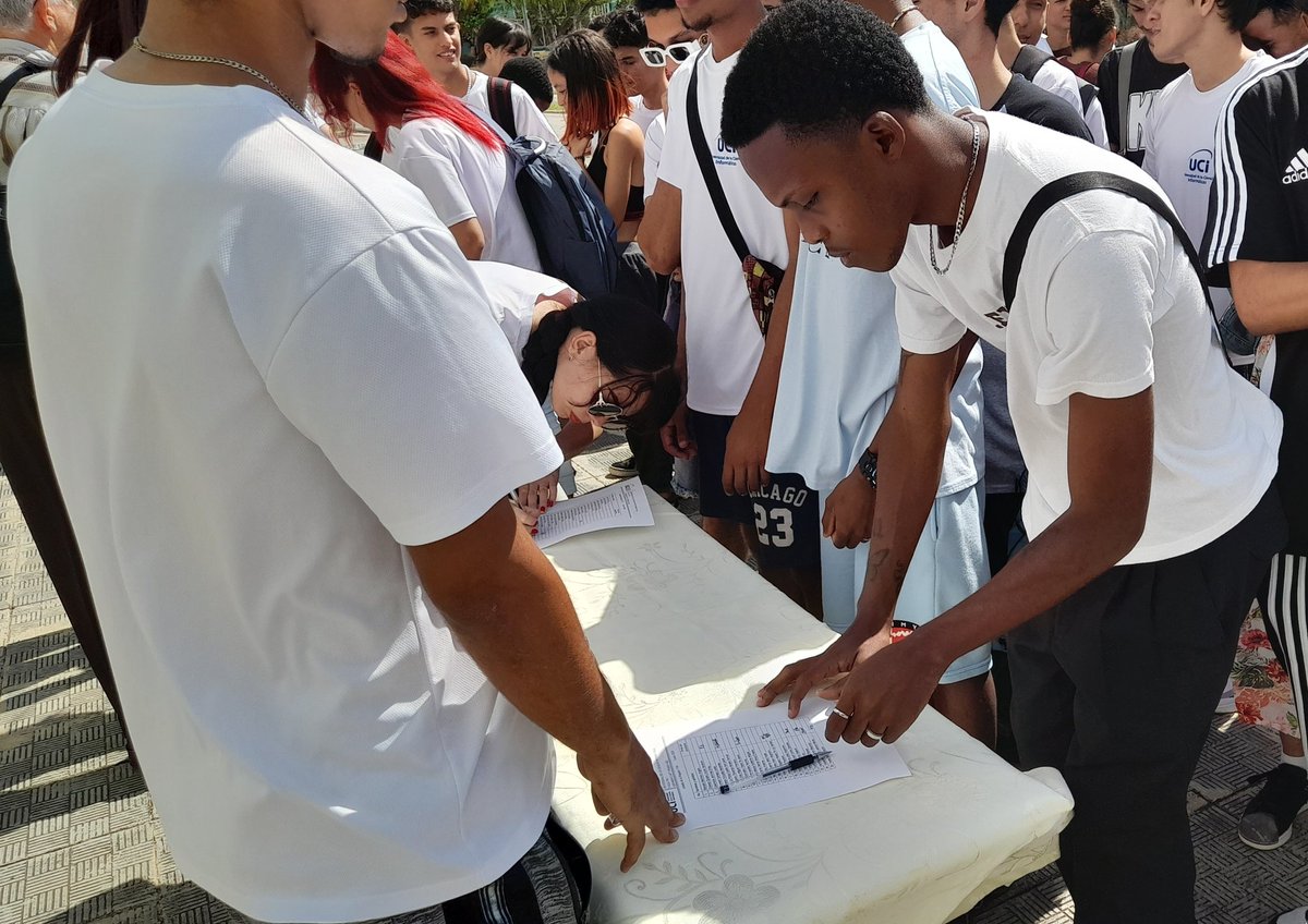 #Hoy estudiantes de primer año firmaron su compromiso con las Milicias de Tropas Territoriales (MTT), conscientes del deber sagrado con la defensa de la #Patria y la fidelidad a los principios de la #RevoluciónCubana 🇨🇺. #SomosUCI #UniversidadCubana