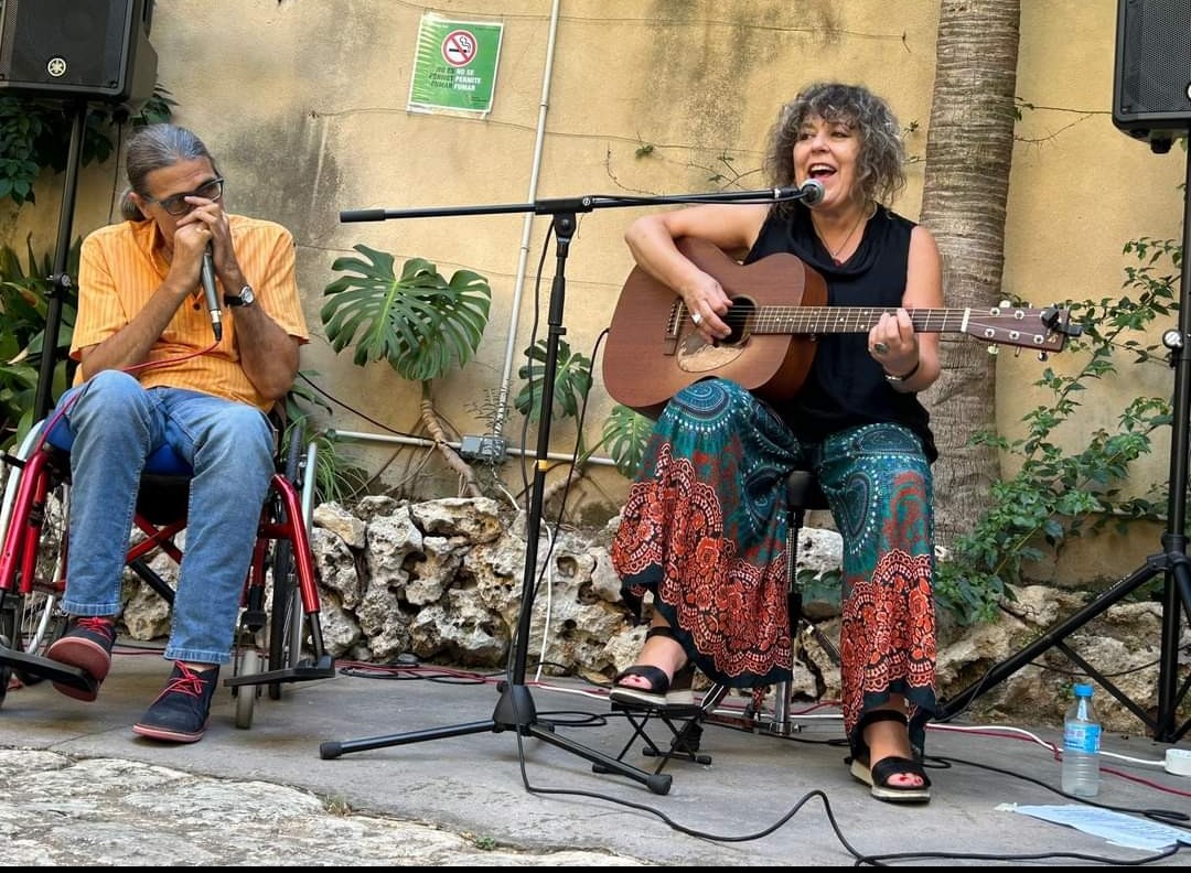 Ens ha deixat en Victor Uris, envoltat d'amics i escoltant música. En pau descansi la seva ánima bona... Sempre disposat a ajudar a tothom i amb ganes de fer-nos riure, mai no faltava un acudit a les teves converses o una frase sàvia... Un dia de blues... 🩷💙🩵❤️🌷🪻⚘️🌹🪷🕯