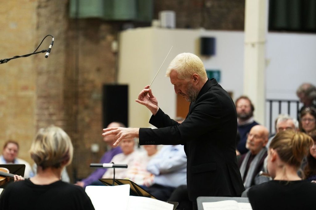 Me doing som best prayer claps. Thanks a bunch @Thomas_ades @the_halle @MarieSchreer @hallestpeters
