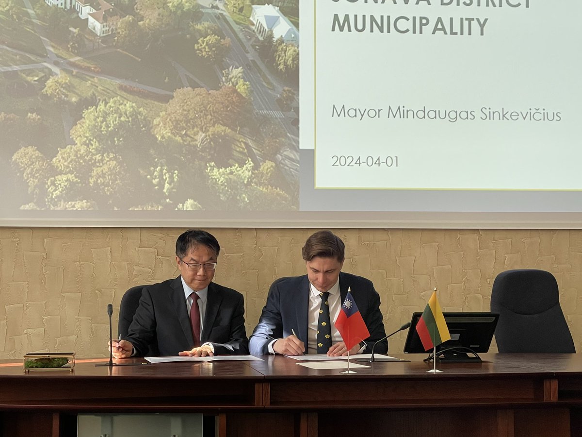 Partnership agreement signed on April 1st between Jonava and Tainan, the oldest city of Taiwan! 🇹🇼 🤝🇱🇹 Mayor Huang and Mayor Sinkevicius expressed hope for cooperation in developing smart & innovative industries, transportation, and cultural exchanges. May the friendship bloom!