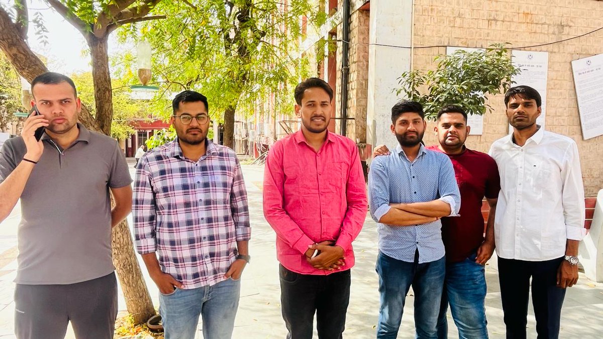 manojmeena's tweet photo. BCI भर्ती में 528 पदों पर नियुक्ति की मांग को लेकर छात्र लंबे समय से संघर्षरत है। सरकार की तरफ से नियुक्त किए गए AG द्वारा अच्छे तरीके से पैरवी नहीं होने के कारण से 11 सुनवाई के बावजूद भी छात्रों को न्याय नहीं मिल पा रहा है सरकार को इस मामले पर छात्रों के साथ में न्याय करना चाहिए https://t.co/T70YJxO6g3