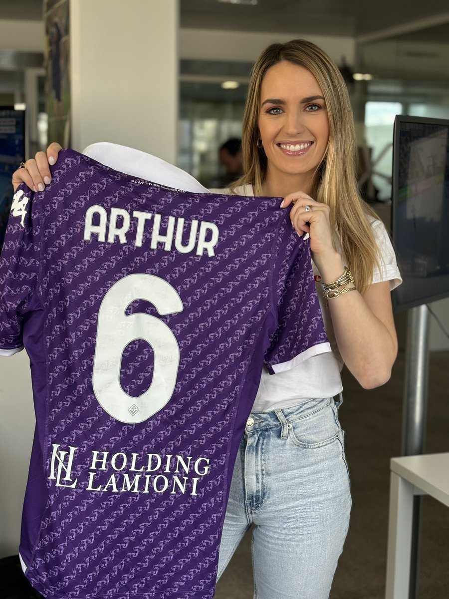 🎁LE CADEAU DU JOUR🎁 À l'occasion de la demi-finale aller de Coupe d'Italie diffusée ce soir sur @lachainelequipe, @aliciadauby3 vous fait gagner le maillot de la @acffiorentina ! 🇮🇹🤩 Pour jouer : RT & follow @lequipedegreg Bonne chance ! 🍀 #EDG