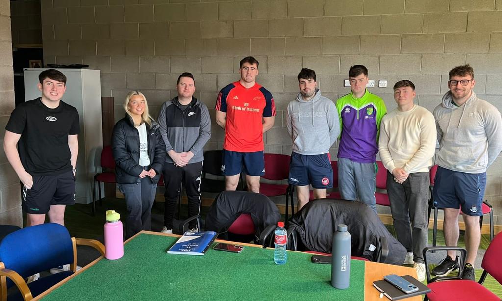 Some of our Sport MA class met and interviewed @Munsterrugby player Brian Gleeson this morning at the high performance HQ in @UL! Thanks to @ckSportLeader for organising, @Munsterrugby for facilitating and of course Brian for his time👏