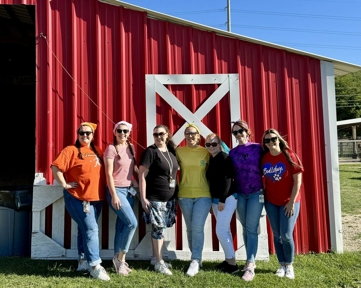 MeganOrtolano's tweet photo. Old Macdonald had a farm — E-I-E-I-O — And on that farm there were some Kindergarten teachers!! — E-I-E-I-O !! 💙
🚜🐄🦙🐖🐓🐐🌾#successexpress #kindergarten @HumbleISD_CE https://t.co/Z2GYL5f5qa