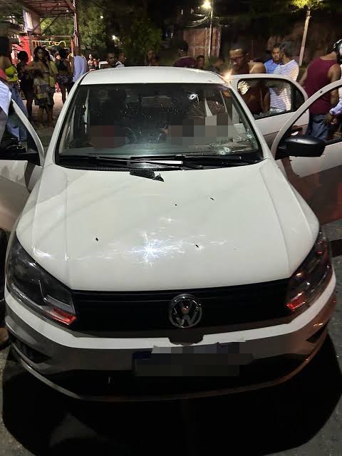 baudorio's tweet photo. ⚠️ATENÇÃO: Investigação da Civil aponta que um "golpe" nos traficantes do Morro do Castro, em Niterói, foi o motivo da morte de Filipe Rodrigues. Infelizmente sua família estava no carro que foi alvejado.

O mesmo, fingindo ser um policial militar, teria afirmado que poderia entregar um suposto informante que estava causando prejuízos à quadrilha. 

Após uma negociação, ficou acordado que Filipe receberia R$ 50 mil para isso. Porém os traficantes acabaram descobrindo que Filipe nunca tinha sido PM. Na verdade ele trabalhava como gessista e motorista de aplicativo, Então decidiram matá-lo.