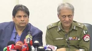 آئی جی پنجاب سے 6 ماہ میں 16 بار یہ سوال کیا گیا کہ جب جناح ہاؤس پر حملہ کیا گیا اس وقت پولیس کہاں تھی۔  صرف 200 مظاہرین کو پولیس کیوں نہیں روک سکی ۔ سی سی فوٹیج کیمرے پولیس نے کیوں اتار دیئے وہ فوٹیج اب کہاں ہیں لیکن آئی جی پنجاب اب تک اس سوال کا جواب نہیں دے رہے
آخر کیوں ۔۔۔۔