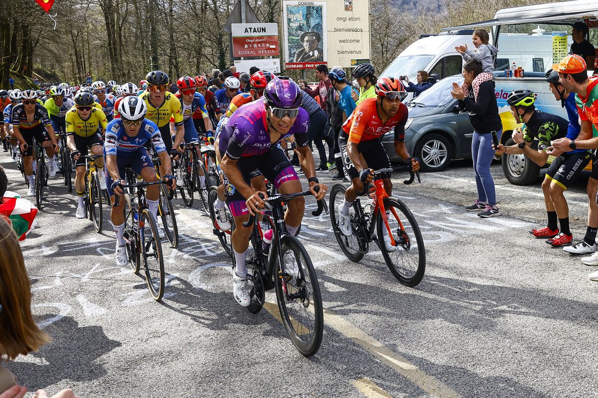 #Itzulia2024 🇪🇸 ¡Nos quedamos a un solo punto del liderato en la clasificación de la montaña! 🤏🏻🥹🙈 ⛰️ @Eric_Fagundez atacó en Lizarrusti, pero fue superado justo en la cima y cruzó en 3ª posición ¡Gran esfuerzo del uruguayo tras toda la etapa en fuga! 👏🏻 📷 @SprintCycling