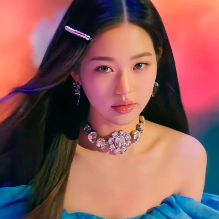 AboutMusicYT's tweet photo. While listening to 'Love Dive' for the first time, IVE's company was unsure about it, but Wonyoung was sure the song would be a hit and fought for it.

- The song became one of the most popular kpop songs. https://t.co/Kkix9c47rZ