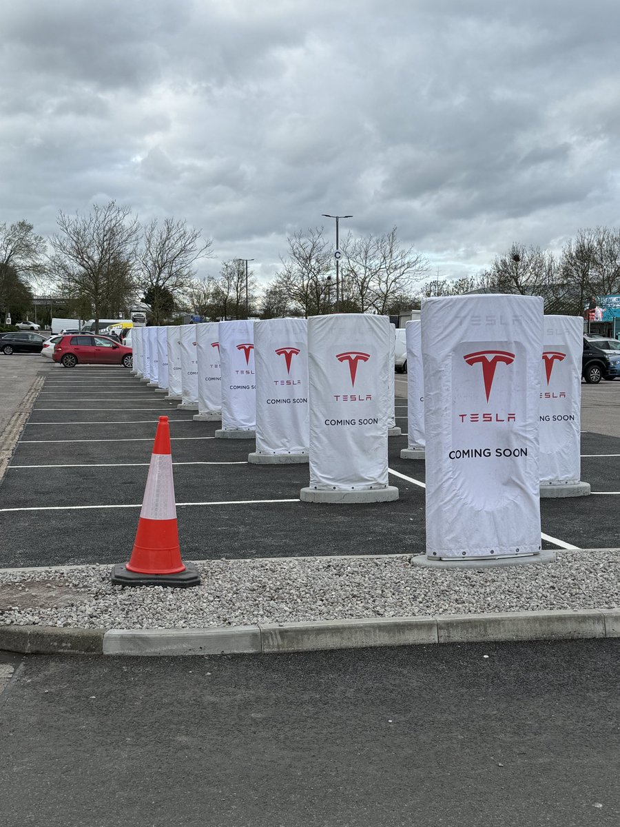 South Mimms Services (UK) - jön a még nagyobb Kánaán az eddigi 13 mellé 🥰🚀 #TeslaSupercharger