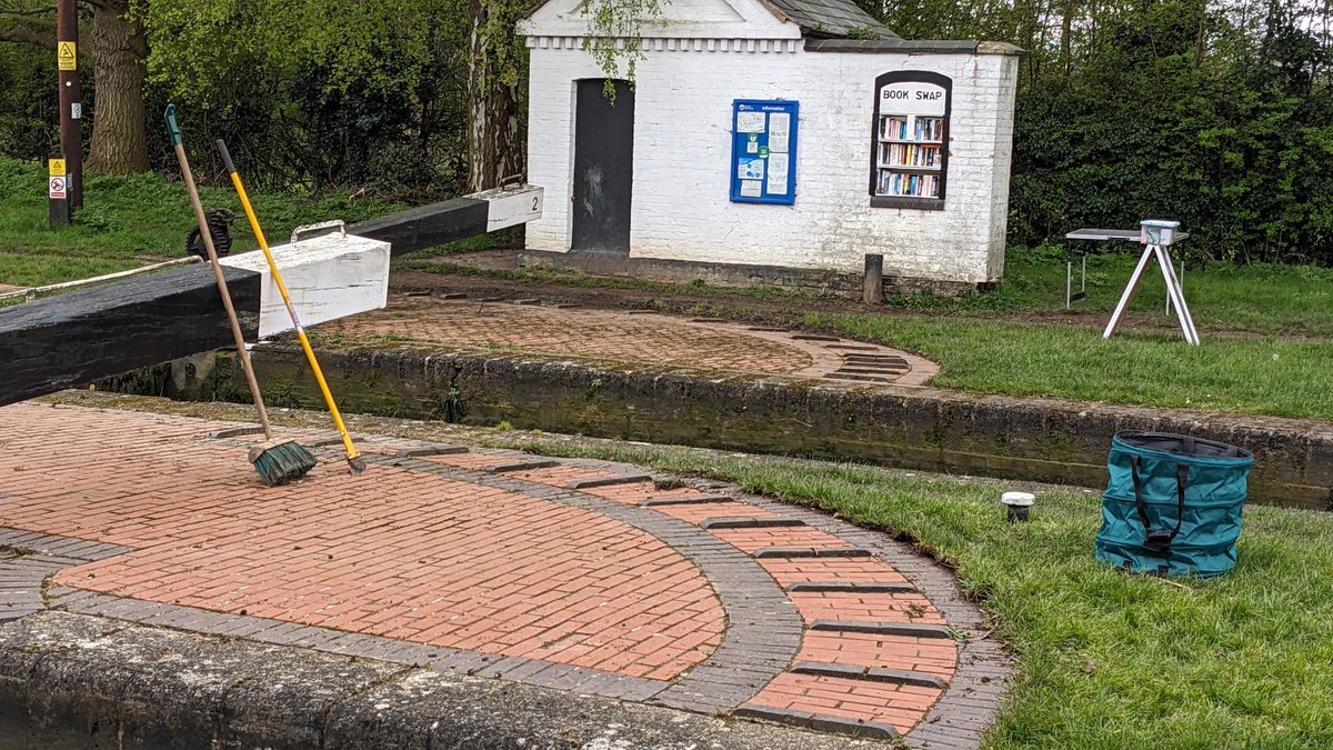 #BoatsThatTweet A staggering 14 boats assisted today😄 So plenty of time to get on with some grounds work. @CRTWestMidlands @CRTBoating @CRTvolunteers