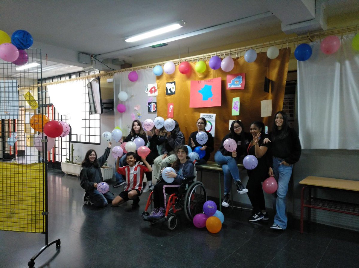 ¡Merci beaucoup! Semana de la Francofonía en el Dalí, 18 al 21 de marzo. Mensajes de tolerancia, respecto y diversidad..., kahoot de cultura francesa y reparto de marca páginas con frases celebres de artistas franceses. Todos los alumnos disfrutaron de la celebración.