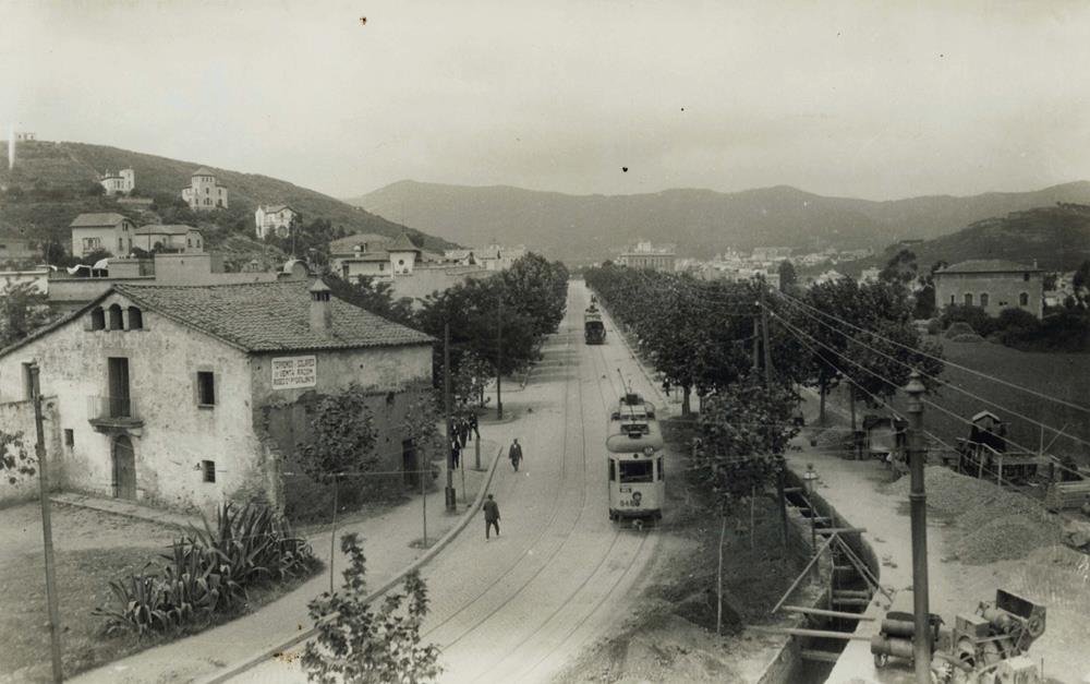 Els Quinze, a principis dels anys '30, amb el tramvia circulant pel passeig Maragall. A l'esquerra, la desapareguda masia de Can Bartra i al fons a la dreta, la #TorreLlobeta. 

📷 Josep Domínguez / AFB