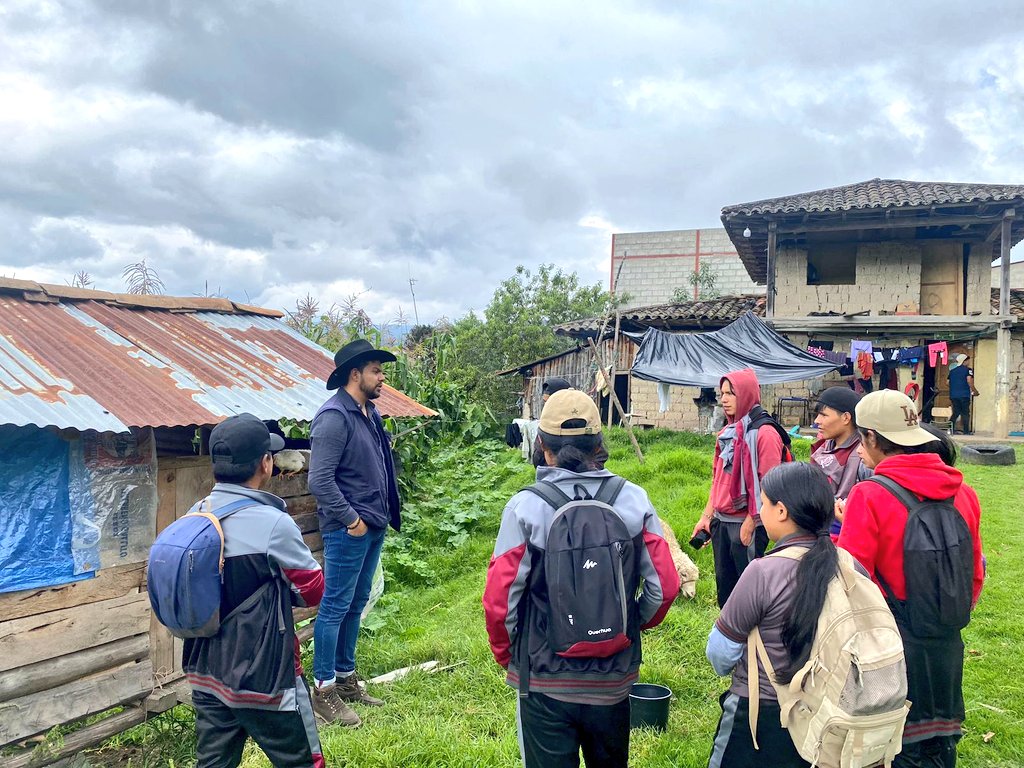 #Loja | Se brinda asesoramiento técnico en el manejo de emprendimientos de jóvenes rurales de la Comunidad de Oñacapac, de #Saraguro 📍 mediante capacitación y asistencia técnica en animales menores, cultivos de ciclo corto y perenne, actividad en coordinación con GAD Municipal.