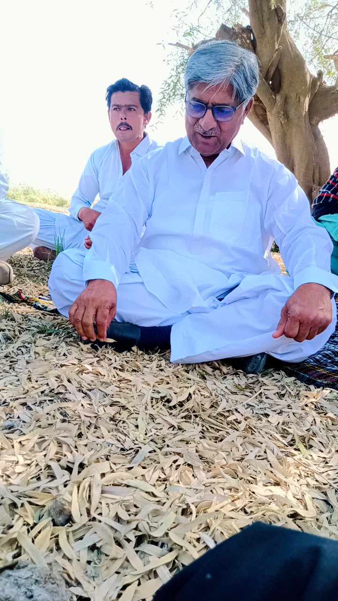 زمین پر بیٹھا یہ شخص غلام قادر چانڈیو ہے نواب شاہ سے ایم پی اے عوامی لیڈر! یہ لوگ ہیں جو عوامی خدمت کیلئے ہر وقت یہاں موجود ہیں اپنے حلقوں میں یہ لوگ ہیں سندھ میں پی پی کی کامیابی کی وجہ! #PPP