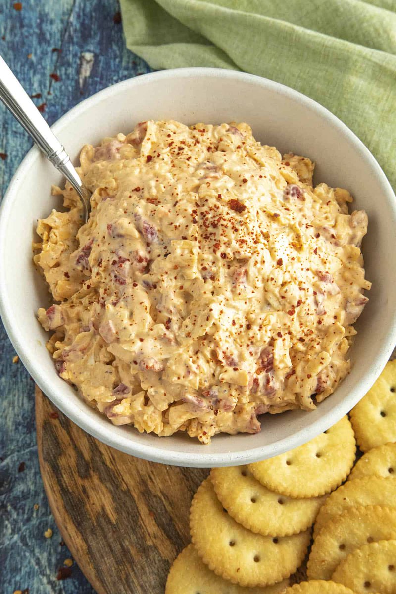 This homemade pimento cheese recipe is an iconic taste of the south with shredded cheeses mixed with mayo, pimentos and spices, the perfect cheese spread or dip. Learn how to make it. 🧀 GET THE RECIPE 👉👉👉chilipeppermadness.com/recipes/piment… #PimentoCheese #CheeseDip #Recipe #Foodie