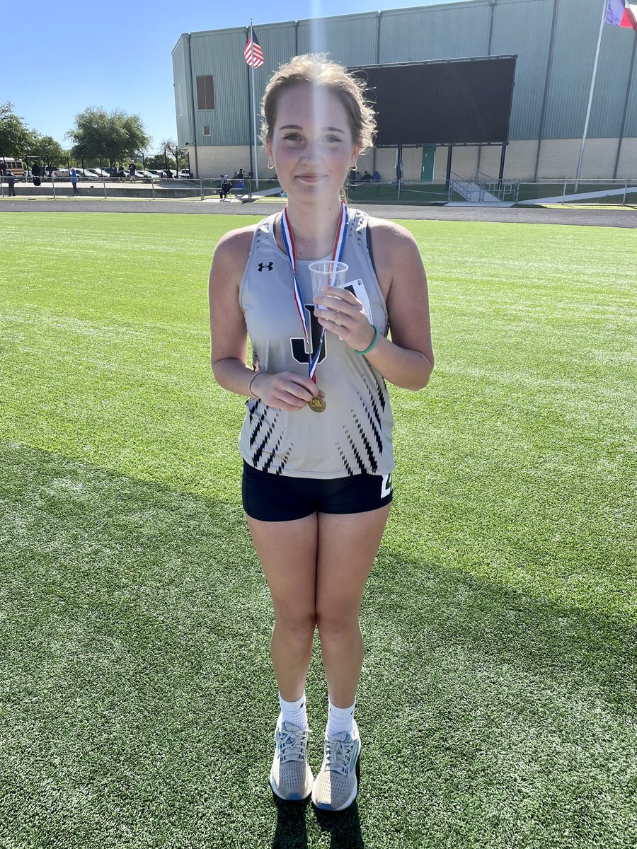 Great job to all of our 3200m runners who finished top 6 in their divisions at District! Nico Lopez, Isabela McMahon, Ketan Cowan, &amp; Vienna Blockley 🏅