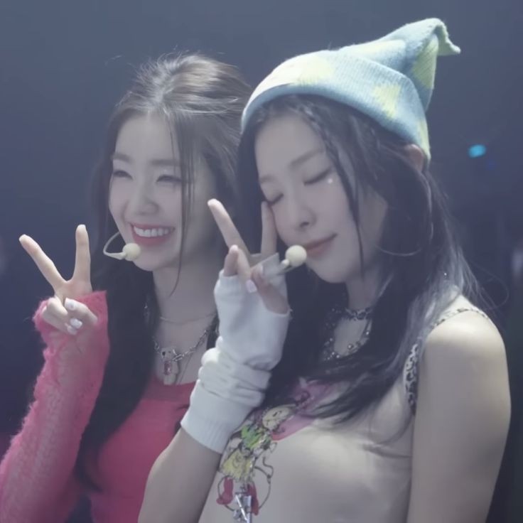 [#파니/#FANY] RED VELUDERS와 함께 수많은 계절이 지나갔습니다. 나와 내 자매들의 여행을 축하하고 싶다 아직 좋은 일이 많이 없다고 말해. 
좋을 때나 나쁠 때나 우리와 함께 해주신 모든 분들께 진심으로 감사드립니다 RED VELUDERS IS FOREVER!! 🌟
정말 사랑해 그리고 2주년 축하해요 🤍