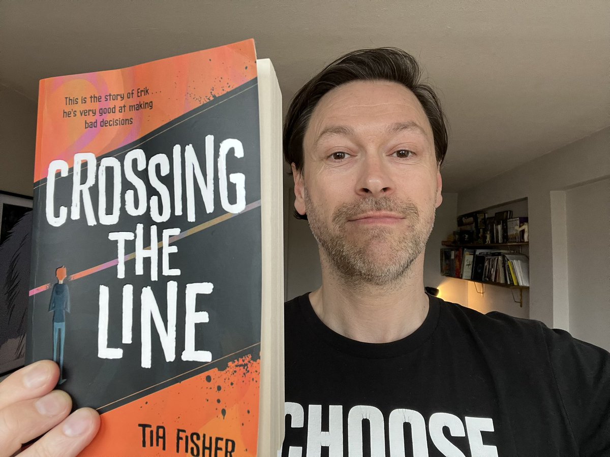 Lat night I read @tiafisher_’s #CrossingTheLine, published by @HotKeyBooks. An incredible, authentic story presented in, frankly, genius verse. Everyone should read this, it contains a reality many ignore. Fully deserving of the @CarnegieMedals it’s currently shortlisted for 🏆