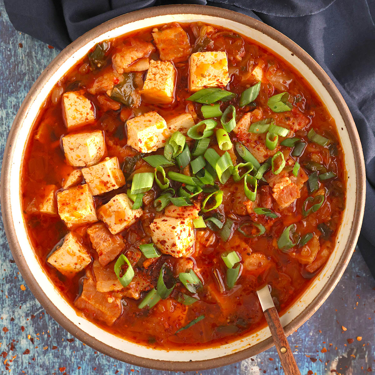 Kimchi jjigae is a classic Korean stew made with kimchi, pork, and tofu in a hearty, savory broth, so loaded with flavor, perfect for spicy food lovers. It's easy to customize! 🍲 GET THE RECIPE 👉👉👉chilipeppermadness.com/recipes/kimchi… #Foodie #RecipeOfTheDay #Recipe #Kimchi #Stew