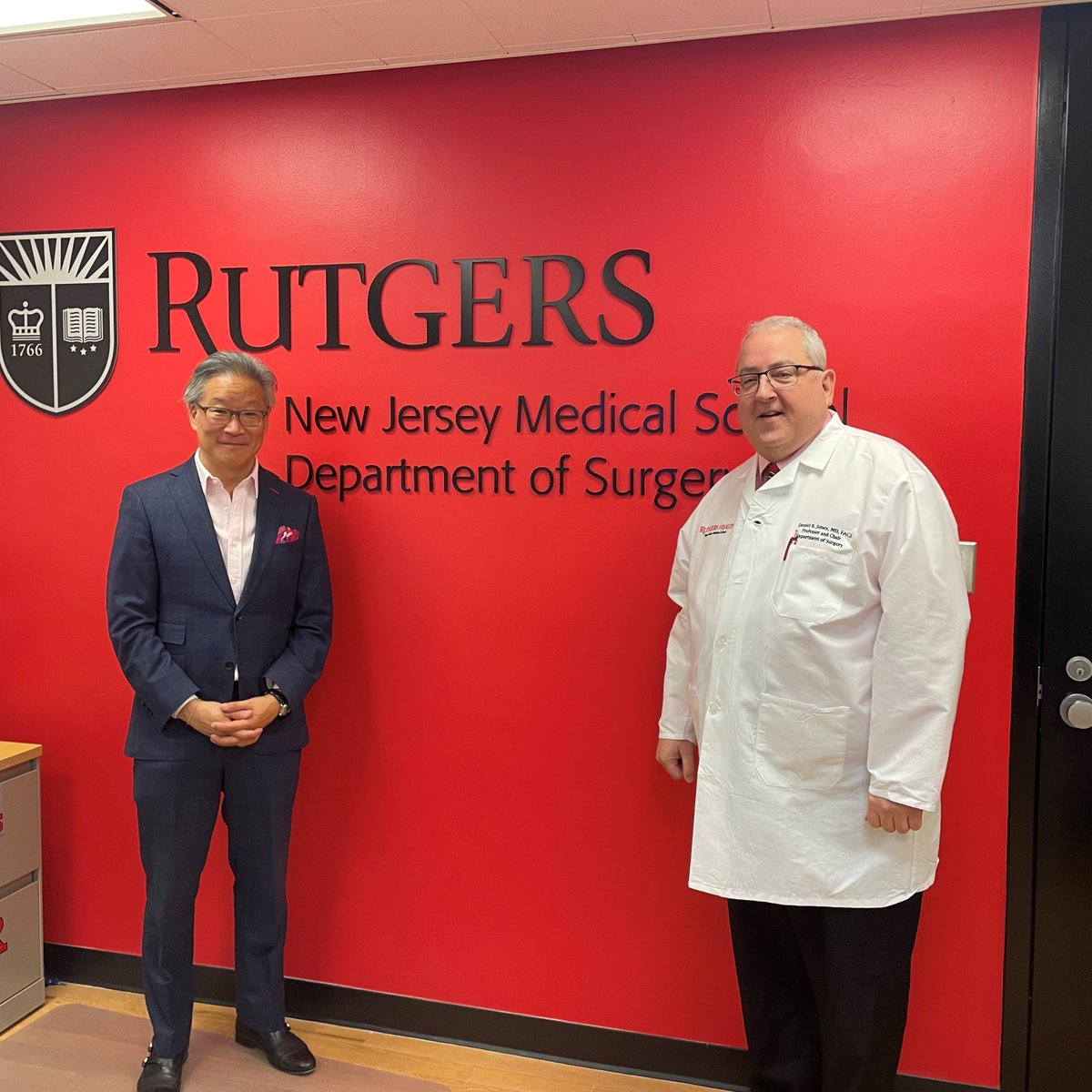 Today we welcomed Dr. Leonard Lee, chair of the Department of Surgery @RWJMS @rwjsurgery for #grandrounds 'Update on Cardiac Surgery: A Minimalist Approach'. So great to have Rutgers family visit! #cardiacsurgery #nj