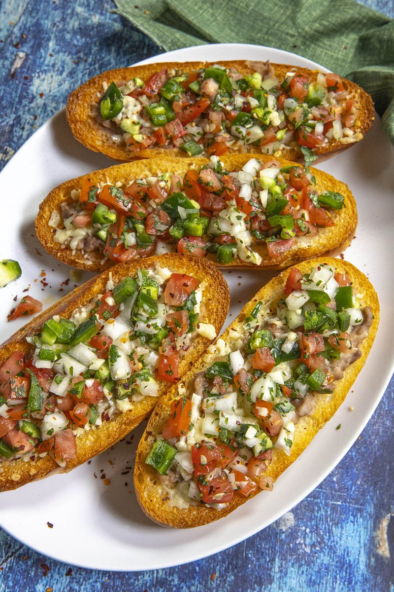 Mexican molletes are delicious open-faced sandwiches of toasted bread rolls topped with refried beans and melty cheese, a great breakfast, lunch, or snack. 😋

GET THE RECIPE 👉👉👉 chilipeppermadness.com/recipes/mollet…
#Foodie #RecipeOfTheDay #Recipe #Molletes #MexicanFood
