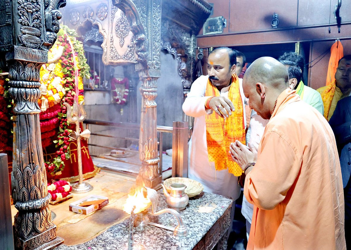 गोरक्षपीठाधीश्वर, महंत श्री @myogiadityanath जी महाराज ने आज वाराणसी में 'काशी के कोतवाल' श्री काल भैरव जी के दर्शन-पूजन किए।