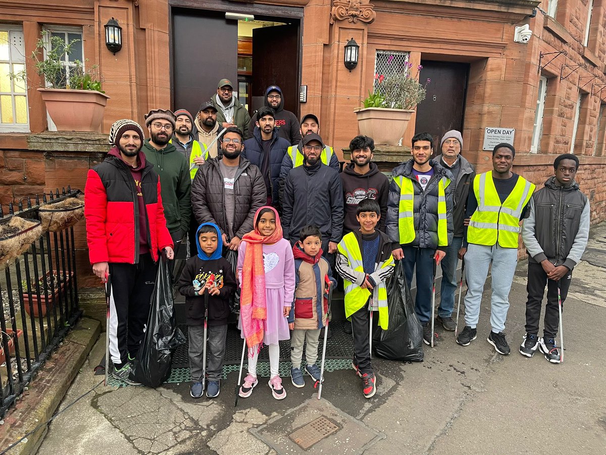 MKAScotland's tweet photo. Alhumdulillah MKA Scotland with 33 Khuddam, 4 Ansaar and 5 children joined for spring clean up (Waqare Amal) sessions at three different locations (Glasgow, Dundee and Rosyth/Edinburgh). https://t.co/PAl2xYkIYx