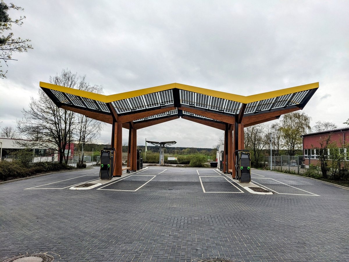 Was soll das werden, wenn's fertig ist? Noch nicht in Betrieb, aber sehr guter Standort A7 Abfahrt Bad Fallingbostel. Acht Plätze, Durchfahrtslösung. <a href="/Fastned/">Fastned</a> <a href="/alpitronic/">Alpitronic</a>