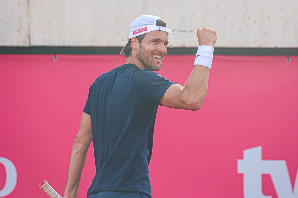 Finaliza el último partido profesional de Joao Sousa 🇵🇹 en Estoril, en su casa. Arthur Fils 🇨🇱 ganó 7-5, 6-4. 
4 títulos ATP en 12 finales
Fue #28 del mundo y estuvo en el top 100 por varios años. El mejor tenista portugués de la historia. 

📸 @Miguelcreis_ @PhotographyReis