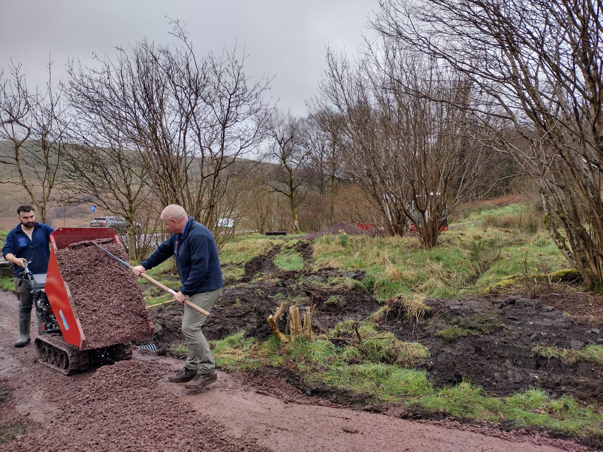 #WardenWednesday Our Warden Team have been resurfacing footpaths, replacing benches and planting crab apple trees at Craig Cerrig Gleisiad picnic area 🧺🌳🍎