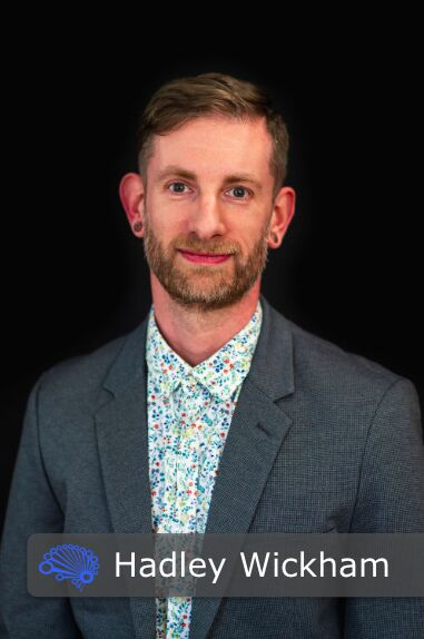 Next week, I'm interviewing Dr. @hadleywickham — Chief Scientist at @posit_pbc (formerly RStudio), bestselling author, and creator of the 'tidyverse' suite of essential R packages (incl. dplyr, ggplot2, tidyr). Got questions for him? In addition to the above, Hadley: • Is