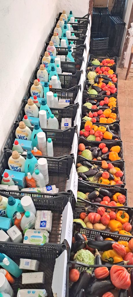 alimentsmaresme's tweet image. La nostra xaxa de col·laboradores és imprescindible per repartir cada setmana  el cabàs de #CalComú de #Cabrils
Gràcies al banc d'aliments de @Mercabarna_mb, @lanau_org,  @espigoladors, @irtacat i #federacioSelmar
 @tweetplanetario @ajcabrils @cpatzari