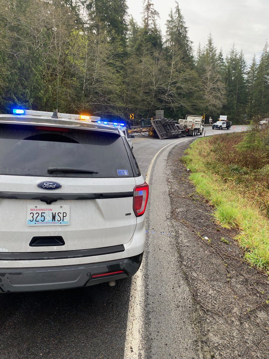 #JeffersonCounty: US 101 is fully blocked at MP 177 for a roll over collision involving a trailer hauling an excavator. 

There is approximately 200-300 gallons of fuel that spilled as well. Expect an extended closure.