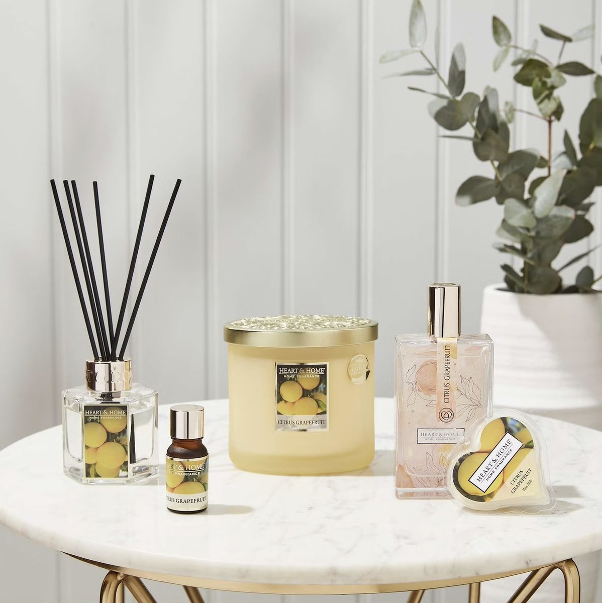 Out with the old & in with the NEW💫 Replace your winter candles with spring scents such as this Heart & Home Citrus Grapefruit Reed Diffusers 🍋 🕯️ Elevate your space with refreshing fragrances. Shop now on Fragrance direct✨ 🌸🌼