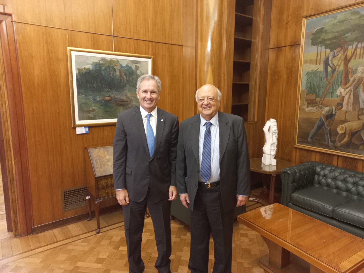 El Embajador @VieragalloQ de 🇨🇱 se reunió con @pabloquirno secretario de Finanzas de la nación 🇦🇷 y hablaron de las relaciones económicas, financieras y empresariales de ambos países. @minrel_chile