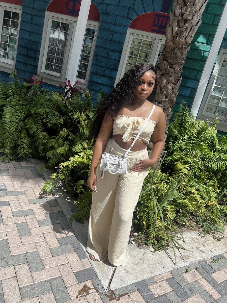 badbittytee's tweet photo. bahama mama 🫦🌴 https://t.co/bBH8aFFo27