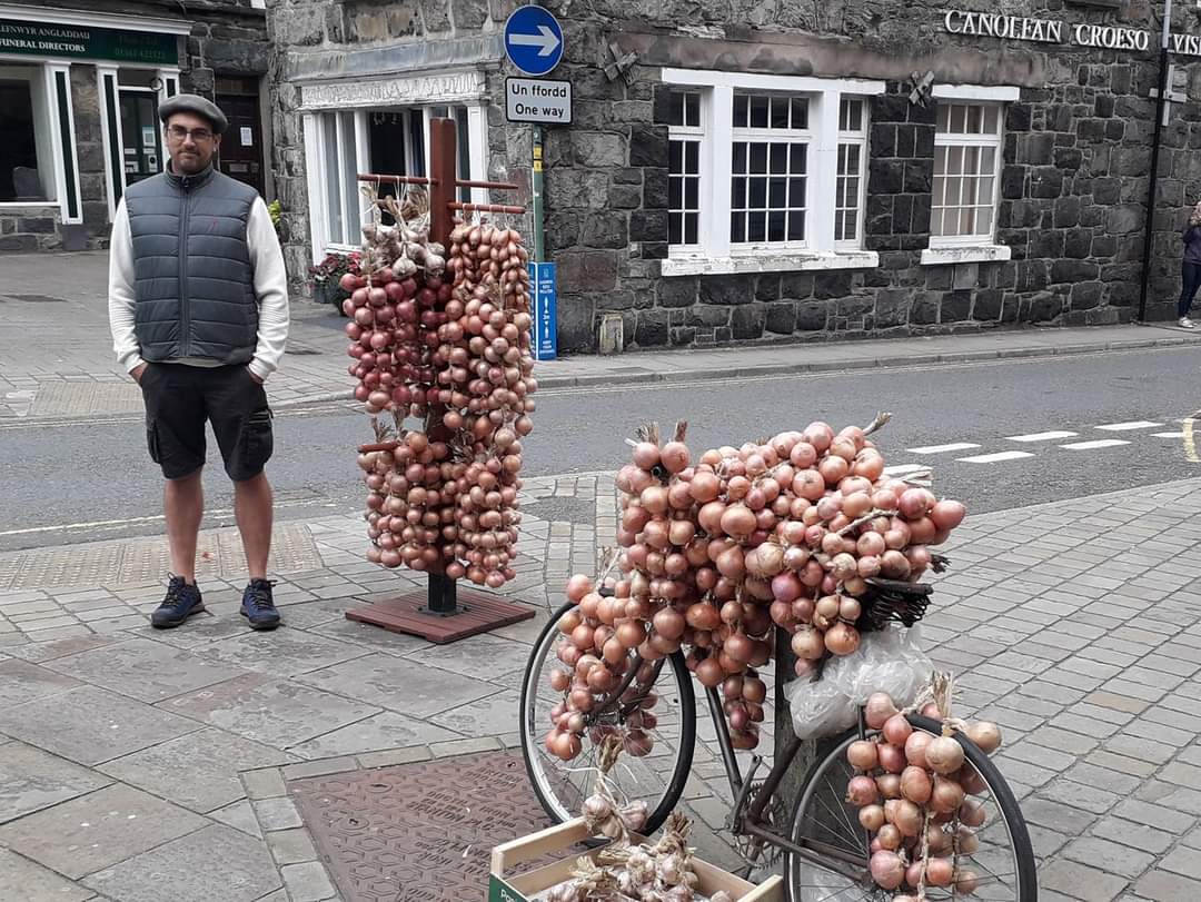 🧅 Les 'Johnnies', ces marchands d'oignons de Roscoff qui traversaient la Manche chaque année pour aller vendre leur récolte à vélo, furent plus de 1 500 dans les années 30. Il resterait entre 2 et 7 Johnnies aujourd'hui, dont un photographié ici à Dolgellau 🏴󠁧󠁢󠁷󠁬󠁳󠁿 en 2021 #Bretagne