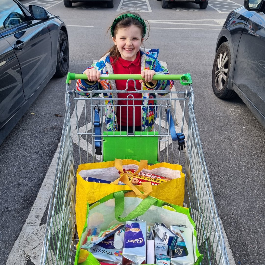 Charlotte chose to support her local food bank for her Brownies charity badge. She talked to her friends and family about how @FlintshireFoodB is helping people in the community, raising over £100 and filling two huge shopping bags of food to donate! Thank you Charlotte. 💚