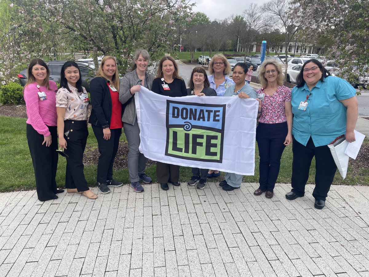 WakeMed's three hospitals joined HonorBridge in recognizing the importance of organ and tissue donation. We raised our Donate Life flag this morning to highlight that one donor can save eight lives. ❤️