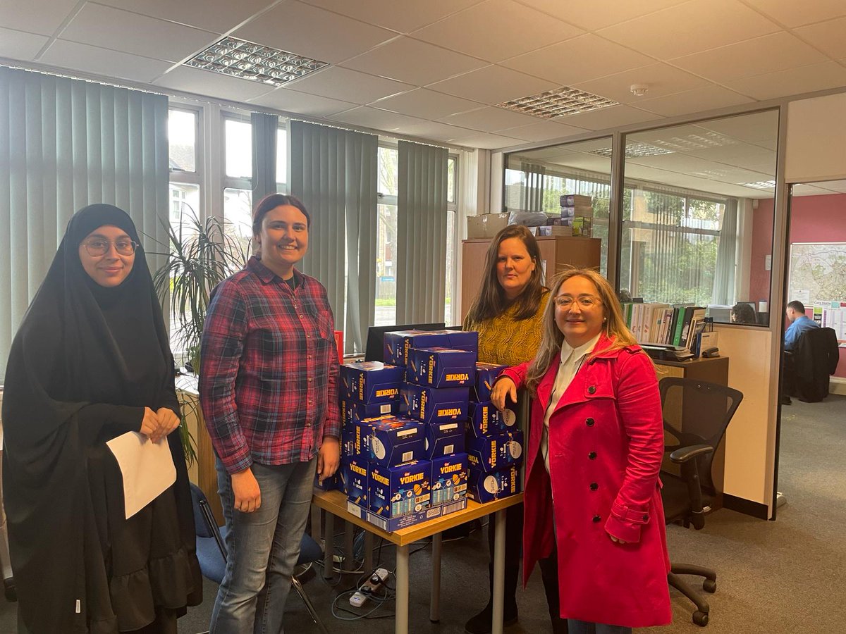 A HUGE thank you to @FeryalClark who dropped off some Easter Eggs for our young carers this morning in time for our Easter Egg Hunt this afternoon!

#thankyou #enfield #youngcarer #easter
@Enfield_Carers @EnfieldDispatch @YCAlliance