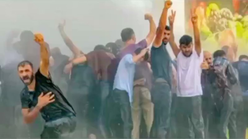 Gezi'nin sembol fotoları vardı. Bu da Van direnişinin sembol fotoğrafı oldu. Kim çekmiş bilmiyorum ama bu direnişi kalıcılatıranın emegine sağlık.