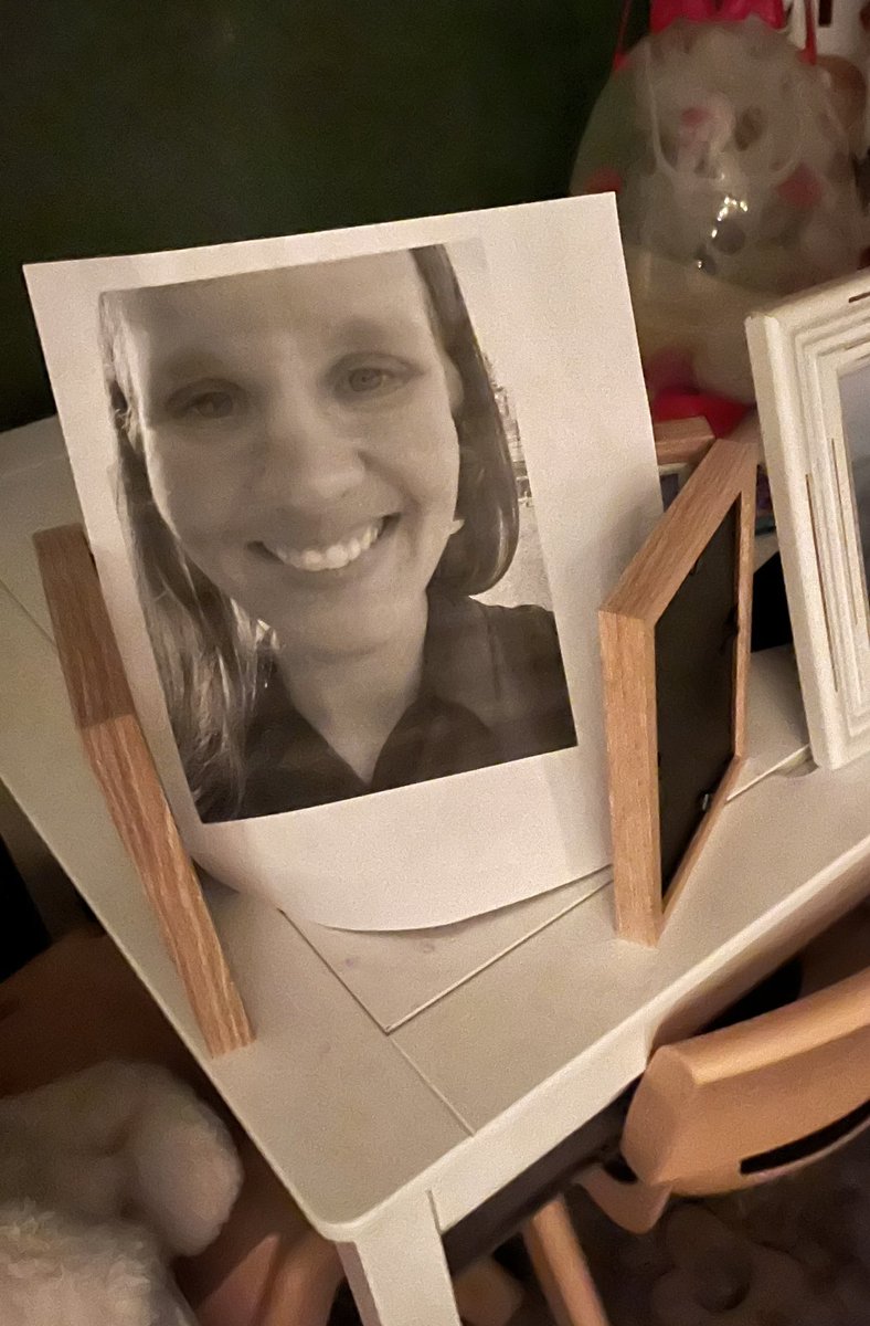 My daughter has been asking for a “giant up-close” picture of my face to have in her room to help her sleep at night. She actually pointed to my face and said, “I want to see every line” and traced the wrinkles😅💀 Both hilarious and heartwarming. She fell asleep right away ❤️